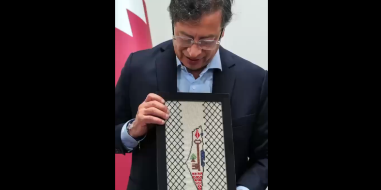 El presidente colombiano Gustavo Petro sostiene una fotografía que muestra un Estado palestino en territorio israelí, durante una visita al Centro Médico Thumama en Doha, Qatar, el 14 de febrero de 2025. (Captura de pantalla: X/Gustavo Petro, utilizada de conformidad con la Cláusula 27a de la Ley de Derechos de Autor)