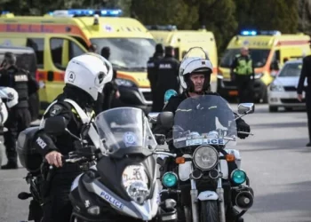 Imagen: Policías bloquean una carretera en Atenas, Grecia, el 12 de febrero de 2024. (Angelos Tzortzinis / AFP)