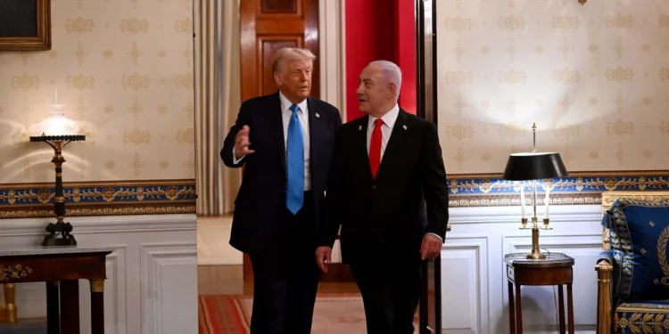 El presidente de Estados Unidos, Donald Trump (izquierda), recibe al primer ministro, Benjamin Netanyahu, en la Casa Blanca el 4 de febrero de 2025. (Avi Ohayon/GPO)