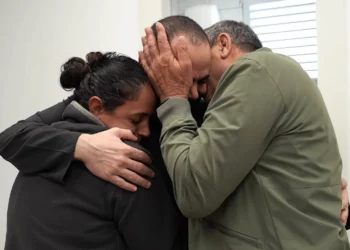 Reencuentro conmovedor de tres rehenes con sus familias tras liberación