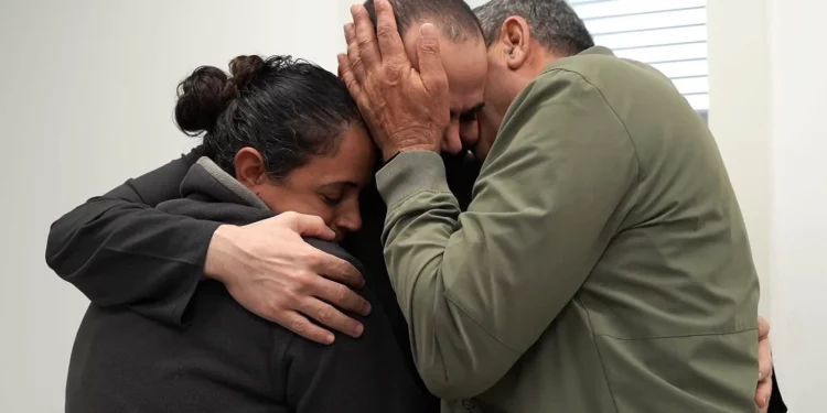 Reencuentro conmovedor de tres rehenes con sus familias tras liberación