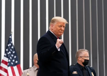 El entonces presidente de Estados Unidos, Donald Trump, levanta el puño mientras recorre una sección del muro fronterizo entre Estados Unidos y México en Alamo, Texas, el 12 de enero de 2021. (Foto AP/Alex Brandon)