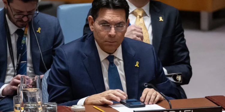 El embajador de Israel ante las Naciones Unidas, Danny Danon, habla durante una reunión del Consejo de Seguridad de la ONU sobre el Organismo de Obras Públicas y Socorro de las Naciones Unidas para los Refugiados de Palestina en el Cercano Oriente (OOPS), en la sede de la ONU en la ciudad de Nueva York, el 28 de enero de 2025. (Foto de Yuki IWAMURA / AFP)