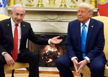 El presidente de Estados Unidos, Donald Trump, a la derecha, se reúne con el primer ministro, Benjamin Netanyahu, en la Oficina Oval de la Casa Blanca, el 4 de febrero de 2025, en Washington. (Foto AP/Evan Vucci)