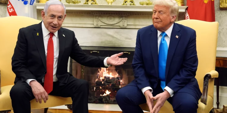 El presidente de Estados Unidos, Donald Trump, a la derecha, se reúne con el primer ministro, Benjamin Netanyahu, en la Oficina Oval de la Casa Blanca, el 4 de febrero de 2025, en Washington. (Foto AP/Evan Vucci)