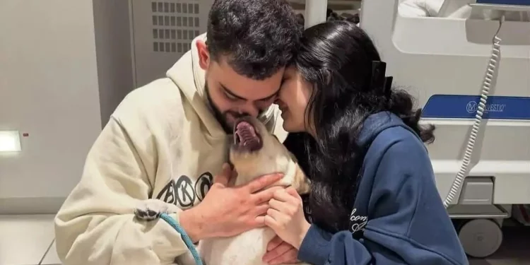 La rehén liberada Daniella Gilboa, a la derecha, con su novio Roy y su perro, después de su regreso del cautiverio de Hamás a fines de enero de 2025. (Cortesía/Instagram)