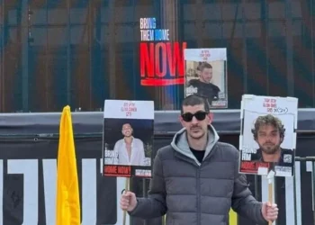 El rehén liberado Or Levy visita la Plaza de los Rehenes de Tel Aviv, menos de una semana después de ser liberado del cautiverio de Hamas, el 14 de febrero de 2025. (Foro de rehenes y familias desaparecidas)