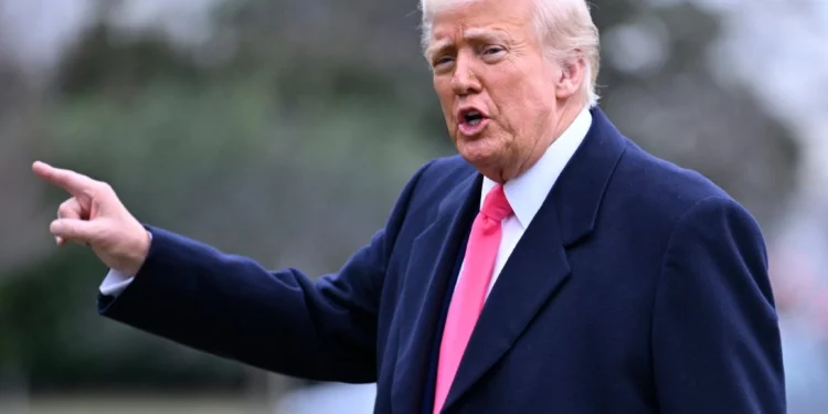 El presidente de Estados Unidos, Donald Trump, responde a los periodistas a su llegada a la Casa Blanca después de hablar en la Conferencia de Acción Política Conservadora, CPAC, en Washington, el 22 de febrero de 2025. (John McDonnell/AP)