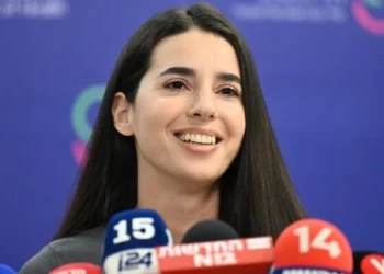 Sapir Cohen, novia de Sasha Troufanov, quien fue liberado de su cautiverio en Gaza después de 498 días el 15 de febrero de 2025, habla con la prensa el 16 de febrero de 2025. (Foro de Familias de Rehenes)