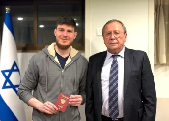 El ciudadano ruso-israelí Alexander Troufanov (izq.), recién liberado tras 498 días de cautiverio en la Franja de Gaza, se reúne con el embajador ruso en Israel, Anatoly Viktorov (der.), el 15 de febrero de 2025. (Embajada rusa en Israel vía X)