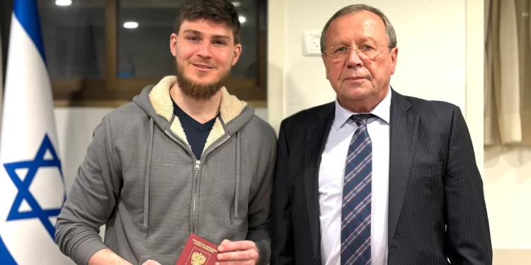 El ciudadano ruso-israelí Alexander Troufanov (izq.), recién liberado tras 498 días de cautiverio en la Franja de Gaza, se reúne con el embajador ruso en Israel, Anatoly Viktorov (der.), el 15 de febrero de 2025. (Embajada rusa en Israel vía X)