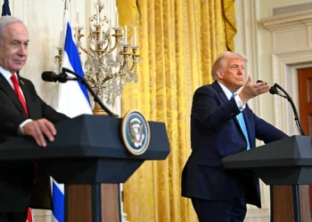 El presidente de Estados Unidos, Donald Trump (derecha), y el primer ministro de Israel, Benjamin Netanyahu, responden preguntas durante una conferencia de prensa en la Sala Este de la Casa Blanca en Washington, DC, el 4 de febrero de 2025. (ANDREW CABALLERO-REYNOLDS / AFP)