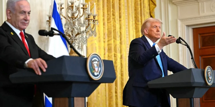 El presidente de Estados Unidos, Donald Trump (derecha), y el primer ministro de Israel, Benjamin Netanyahu, responden preguntas durante una conferencia de prensa en la Sala Este de la Casa Blanca en Washington, DC, el 4 de febrero de 2025. (ANDREW CABALLERO-REYNOLDS / AFP)