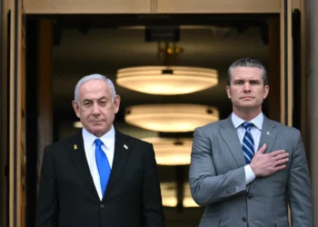 El secretario de Defensa de Estados Unidos, Pete Hegseth (derecha), coloca su mano sobre su corazón mientras da la bienvenida al primer ministro israelí, Benjamin Netanyahu, al Pentágono en Arlington, Virginia, el 5 de febrero de 2025. (Jim WATSON / AFP)