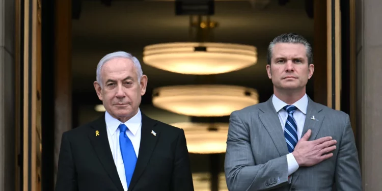 El secretario de Defensa de Estados Unidos, Pete Hegseth (derecha), coloca su mano sobre su corazón mientras da la bienvenida al primer ministro israelí, Benjamin Netanyahu, al Pentágono en Arlington, Virginia, el 5 de febrero de 2025. (Jim WATSON / AFP)