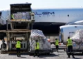 Imagen ilustrativa: trabajadores del aeropuerto libanés descargan cajas de ayuda médica el 5 de agosto de 2024 en el Aeropuerto Internacional Rafik Hariri de Beirut (Foto AP/Hussein Malla, Archivo)