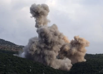 Ilustrativo: Una fotografía tomada en la aldea de Kfar Hamam, en el sur del Líbano, muestra humo elevándose después de una explosión durante una operación del ejército israelí en la aldea de Kfarshouba, cerca de la frontera, el 16 de febrero de 2024. (Rabih Daher/AFP)