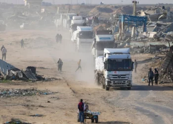 Camiones que transportan ayuda humanitaria ingresan a la Franja de Gaza desde Egipto en la ciudad de Rafah, en el sur de Gaza, el 12 de febrero de 2025. (Foto AP/Abdel Kareem Hana)