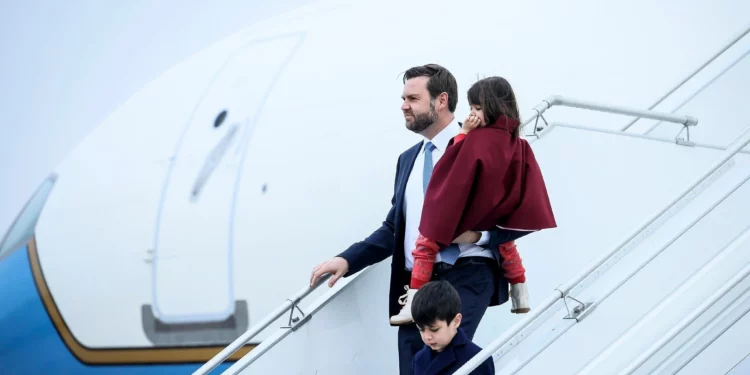 ARCHIVO - El vicepresidente de Estados Unidos, J. D. Vance, lleva a su hija Mirabel a su llegada al aeropuerto de París-Orly, antes de una Cumbre de Acción sobre Inteligencia Artificial que se llevará a cabo en París, el 10 de febrero de 2025. (Foto AP/Thomas Padilla, archivo)