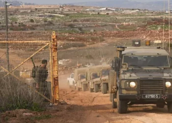 Soldados israelíes en la valla fronteriza con el Líbano, en el norte de Israel, el 2 de febrero de 2025. (Ayal Margolin/Flash90)