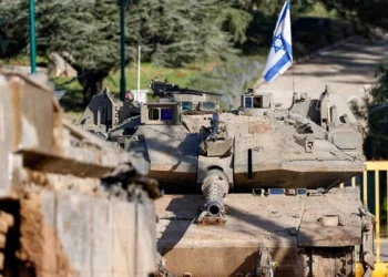 Un tanque de batalla principal Merkava del ejército israelí es desplegado junto al muro fronterizo de hormigón en una posición a lo largo de la frontera norte de Israel con el Líbano el 18 de febrero de 2025. (Foto de Jalaa MAREY / AFP)