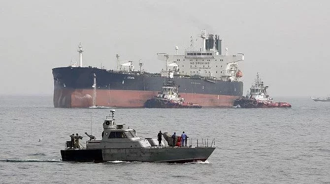 Una lancha militar iraní patrulla las aguas mientras un petrolero se prepara para atracar en las instalaciones petroleras de la isla de Khark, Irán, el 12 de marzo de 2017. (Atta Kenare/AFP)