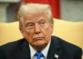 El presidente de Estados Unidos, Donald Trump, observa durante una reunión con el primer ministro japonés, Shigeru Ishiba, en la Oficina Oval de la Casa Blanca en Washington, DC, el 7 de febrero de 2025. (Jim Watson/AFP)