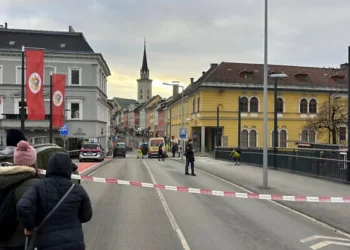 Varias personas observan una zona acordonada donde un hombre apuñaló a varias personas en la ciudad de Villach, en el sur de Austria, el 15 de febrero de 2025. (Wiesflecker/Kleine Zeitung vía AP)