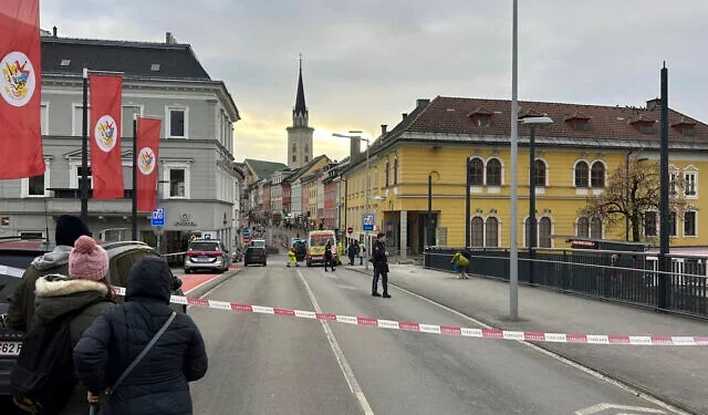 Varias personas observan una zona acordonada donde un hombre apuñaló a varias personas en la ciudad de Villach, en el sur de Austria, el 15 de febrero de 2025. (Wiesflecker/Kleine Zeitung vía AP)