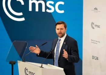 El vicepresidente de Estados Unidos, J. D. Vance, se dirige a la audiencia durante la Conferencia de Seguridad de Múnich en el Hotel Bayerischer Hof en Múnich, Alemania, el viernes 14 de febrero de 2025. (Foto AP/Matthias Schrader