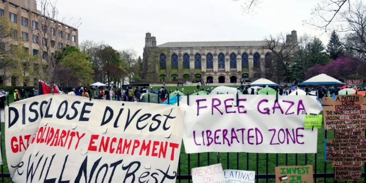 Se exhiben carteles en el exterior de un campamento de tiendas de campaña en la Universidad Northwestern el 26 de abril de 2024, en Evanston, Illinois. (Foto AP/ Teresa Crawford)