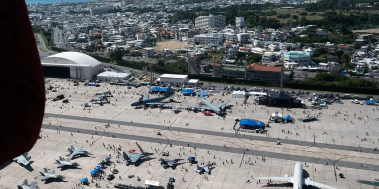 Una vista aérea del Kadena AmericaFest, que muestra los diversos tipos de cazas actualmente desplegados allí. Los A-10 de la parte superior izquierda volaron allí solo para el evento, pero todos los demás tipos están allí en rotación en apoyo de la retirada del F-15C/D. (Crédito de la imagen: Base Aérea de Kadena, vía X)