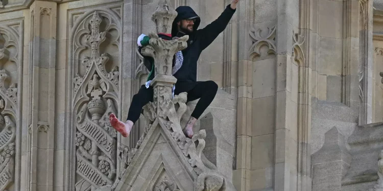 Arrestan a hombre tras escalar el Big Ben con bandera islamista