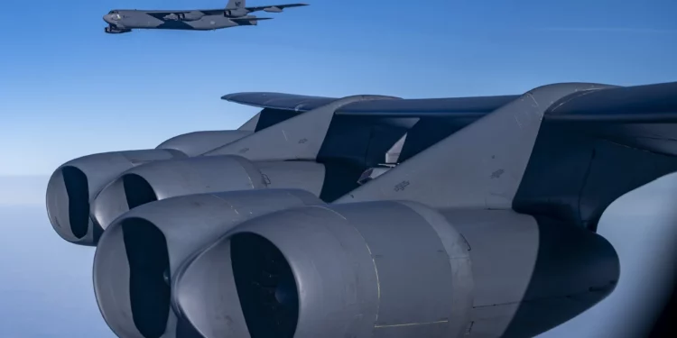 Bombarderos B-52H de EE. UU. se integran con Eurofighters