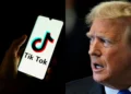 Esta combinación de imágenes creada el 2 de junio de 2024 muestra a un hombre que sostiene un teléfono inteligente que muestra el logotipo de la plataforma de redes sociales china Tiktok en una oficina en París el 19 de abril de 2024 y al expresidente estadounidense Donald Trump hablando con los medios de comunicación cuando llega para su juicio penal en el Tribunal Penal de Manhattan en la ciudad de Nueva York el 30 de mayo de 2024. (Antonin UTZ y Seth Wenig/varias fuentes/AFP)