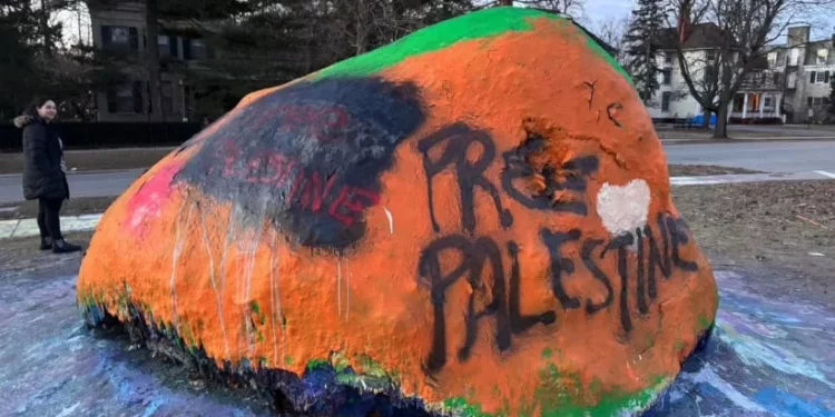 El monumento The Rock en honor a la familia Bibas en la Universidad de Michigan fue vandalizado (Crédito de la foto: CAPTURA DE PANTALLA/X)