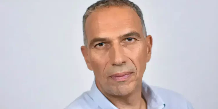 Netanyahu evalúa retirar nombramiento de Sharvit ante presión del Likud