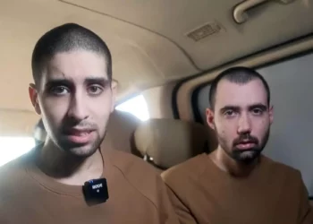 Asunto en el que debe enfocarse tu título y el artículo (este no es un título, sino el tema): Los rehenes Evyatar David y Guy Gilboa-Dalal encadenados, hambrientos y mantenidos en la oscuridad Los rehenes Evyatar David y Guy Gilboa-Dalal están siendo asesinados por hambre y encadenados con bolsas sobre sus cabezas mientras están en cautiverio en Gaza, dijeron sus familias a los medios hebreos el sábado. David y Gilboa-Dalal, que son los mejores amigos, se mantienen juntos en condiciones inhumanas, sufriendo torturas físicas y psicológicas a diario, según la información recibida por sus familias, que proporcionaron al noticiero del Canal 12. El informe dice que Gilboa-Dalal sufrió una deshidratación extrema en cautiverio y no pudo hablar durante un mes debido a las molestias. También ha perdido la audición de un oído. David, por su parte, es incapaz de ver tal y como es sin sus gafas. Las piernas y las manos de los cautivos están encadenadas, se les proporciona comida en completa oscuridad para que no puedan ver lo que están comiendo, y solo se les permite ducharse con un balde una vez al mes, según el informe. Los dos fueron vistos por primera vez desde su secuestro el 7 de octubre de 2023, en un video propagandístico de Hamas publicado el mes pasado, siendo obligados a ver cómo se liberaba a un grupo de rehenes, un acto ampliamente criticado como una cruel tortura psicológica. Las imágenes mostraban a los dos hombres en un vehículo, cerca de un escenario, observando una ceremonia de entrega de Omer Shem Tov, Eliya Cohen y Omer Wenkert en el distrito de Nuseirat, en el centro de Gaza, y suplicando al primer ministro Benjamin Netanyahu que asegurara su liberación. Las dos mejores amigas fueron vistas en el video mirando desde el interior del vehículo hacia el escenario donde se realizaba la ceremonia. En repetidas ocasiones se cubrieron la cara con las manos. "Sálvanos, por favor", repitieron los dos varias veces en el transcurso del video de dos minutos, sus expresiones y muestras exageradas de consternación que se cree que fueron el resultado del entrenamiento de sus captores armados, algunos de los cuales también se podían ver en las imágenes. El padre de Gilboa-Dalal, Ilan Dalal, dijo que su hijo parecía más delgado y asustado, pero no parecía tener lesiones visibles por su terrible experiencia. Gilboa-Dalal y David fueron tomados como rehenes del festival de música Nova y fueron vistos atados en un túnel en imágenes que salieron a la luz desde Gaza más tarde ese día. Israel dice que 251 personas fueron secuestradas y unas 1.200 murieron durante el ataque masivo liderado por Hamas en el sur de Israel que desató la guerra en Gaza. A principios de este mes, el ejército reanudó las operaciones en Gaza tras el colapso de un alto el fuego que duró de enero a febrero, lo que provocó temores entre las familias de los rehenes de que las vidas de sus seres queridos corran mayor peligro. Algunas familias recibieron información sobre la situación de sus seres queridos de las personas liberadas durante la cesación del fuego. Los padres del rehén Alon Ohel han dicho que su hijo está sufriendo lesiones potencialmente mortales y está a punto de quedarse ciego, la madre de Matan Angrest ha dicho que se enteró por un rehén recientemente regresado que "está vivo y en condiciones difíciles", y la madre de Nimrod Cohen le dijo a The Times of Israel el mes pasado que un rehén que regresaba informó haber visto a su hijo vivo. aunque en mal estado físico y mental, hace unos ocho meses. Los términos del alto el fuego estipulaban que las negociaciones comenzarían a principios de febrero para una segunda fase del acuerdo. El esbozo de la fase prevé en términos generales la liberación de los 24 rehenes vivos restantes a cambio de una retirada total de las FDI de Gaza y el fin de la guerra. Pero Netanyahu se negó a poner fin a la guerra hasta que las capacidades militares y de gobierno de Hamas hayan sido desmanteladas y, en consecuencia, se ha negado a entablar conversaciones sobre la segunda fase, presionando en cambio para una extensión del alto el fuego temporal de la fase uno. Hamas se negó, e Israel reanudó las intensas operaciones militares en toda Gaza el 18 de marzo. Israel confirmó el sábado por la noche que había recibido una nueva propuesta de liberación de rehenes de alto el fuego de los países mediadores y dijo que había hecho una contraoferta. Según la Oficina del Primer Ministro, Netanyahu mantuvo una serie de consultas el viernes por la noche para discutir la propuesta. El sábado por la tarde, Jerusalén respondió con su propia contrapropuesta, dijo la PMO, y agregó que esto se hizo "en total coordinación con Estados Unidos". La declaración israelí se produjo después de que los medios de comunicación dijeran el sábado que Hamas había aceptado una propuesta egipcia de liberar a cinco rehenes vivos a cambio de un alto el fuego de 50 días en Gaza. Según varios informes de los medios de comunicación, esto no cumple con las demandas de Israel, que insiste en el regreso de 10 u 11 rehenes vivos para reanudar la tregua, basándose en una propuesta previa del enviado estadounidense para Oriente Medio, Steve Witkoff.