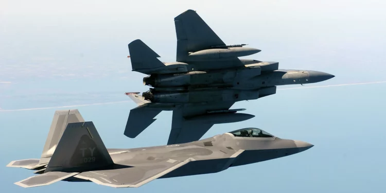 ¿Por qué el F-22 Raptor es más lento que el F-15 Eagle?