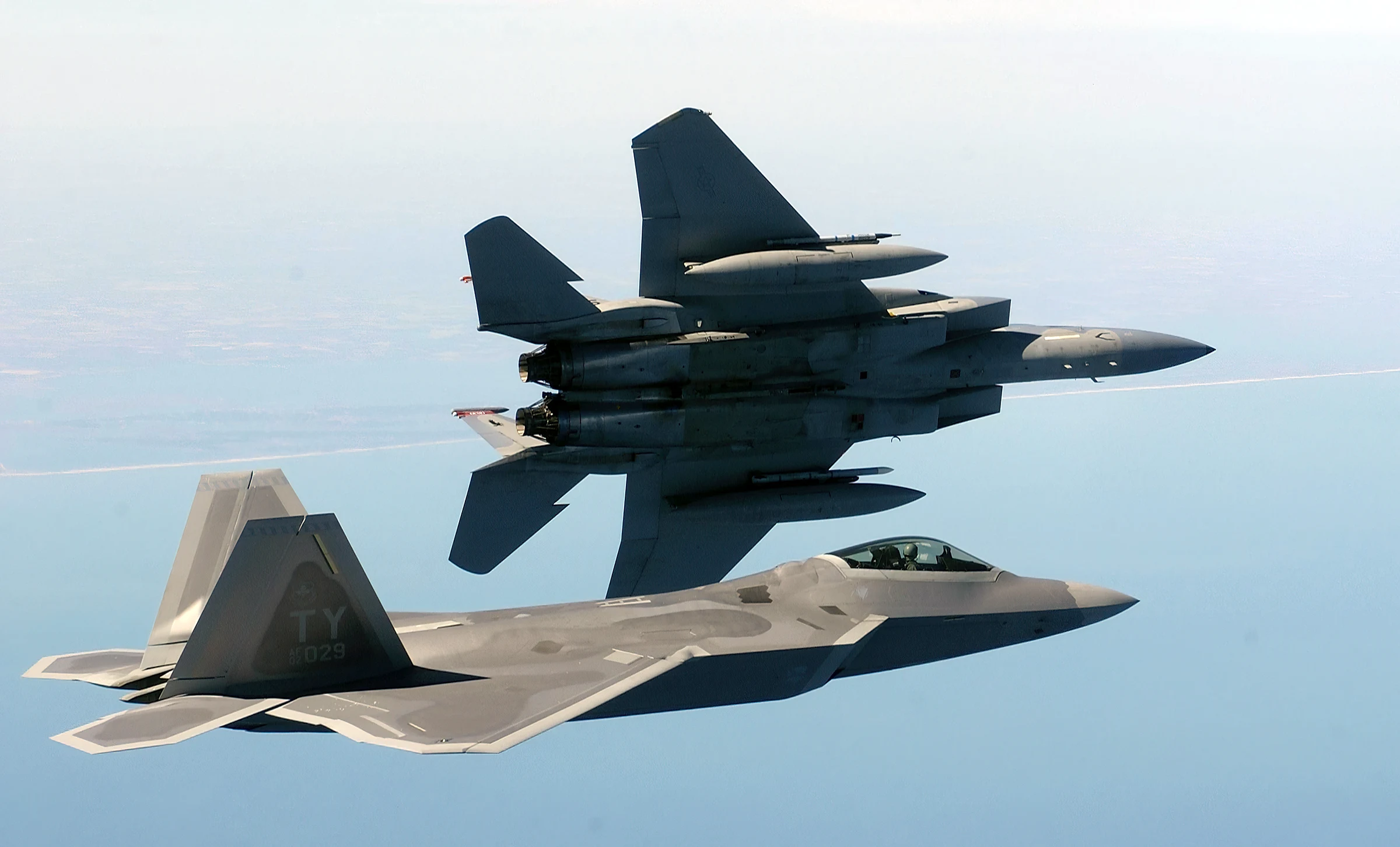 ¿Por qué el F-22 Raptor es más lento que el F-15 Eagle?
