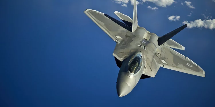 El F-22 Raptor domina el combate aéreo con sigilo y potencia letal