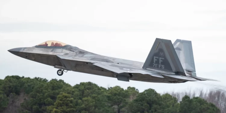 Pilotos de F-22 compiten en el regreso del Trofeo Mitchell