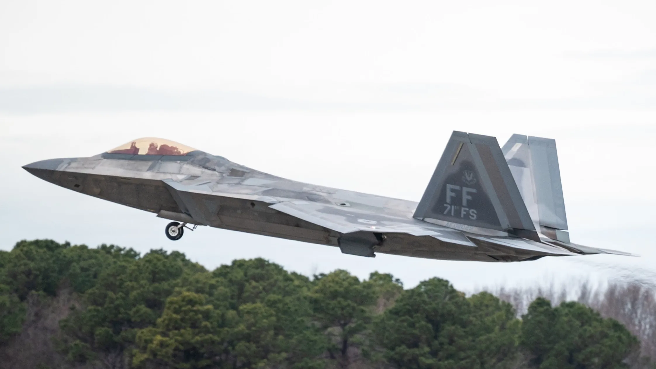 Pilotos de F-22 compiten en el regreso del Trofeo Mitchell