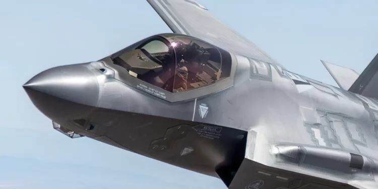 El casco Gen III del F-35 permite apuntar y volar con la mirada