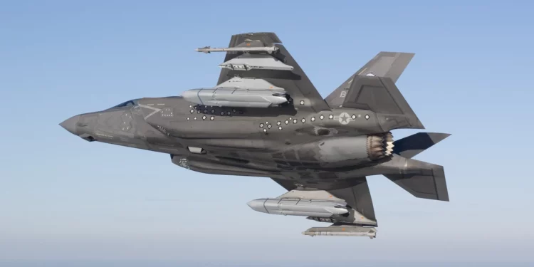El F-35B completa primer vuelo dcon misil antitanque AGM-158C