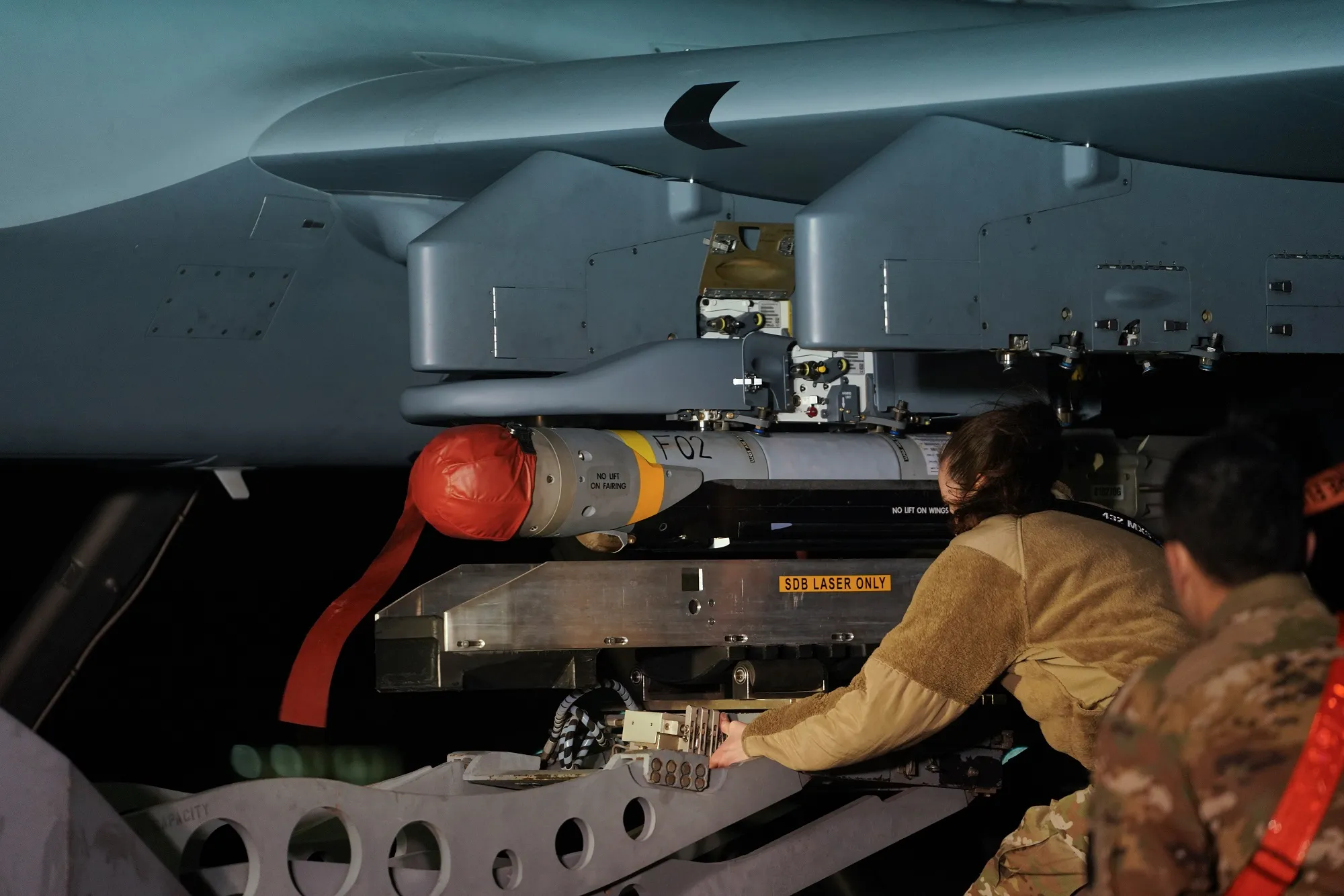 Los aviadores de la Fuerza Aérea de los EE. UU. asignados al 432º Grupo de Mantenimiento cargan un GBU-39 en un MQ-9 Reaper en la Base de la Fuerza Aérea de Creech, Nevada, el 12 de marzo de 2025. (Foto de la Fuerza Aérea de los EE. UU. por el aviador superior Ariel O'Shea)