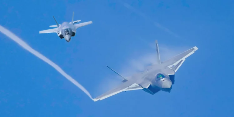 El F-35 supera al J-20 por sigilo, fusión de datos y experiencia