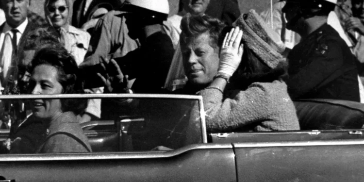 Trump desclasifica miles de archivos sobre el asesinato de JFK