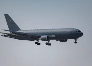 Un KC-46A Pegasus de la Fuerza Aérea de EE. UU. asignado al 91º Escuadrón Expedicionario de Reabastecimiento Aéreo se prepara para aterrizar dentro del área de responsabilidad del Comando Central de EE. UU., el 5 de octubre de 2024. (Foto de la Fuerza Aérea de EE. UU. por el aviador Zachary Foster)