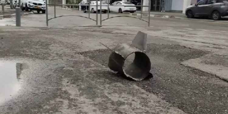 Metralla de cohete impacta en Rishon Lezion tras ataque desde Gaza